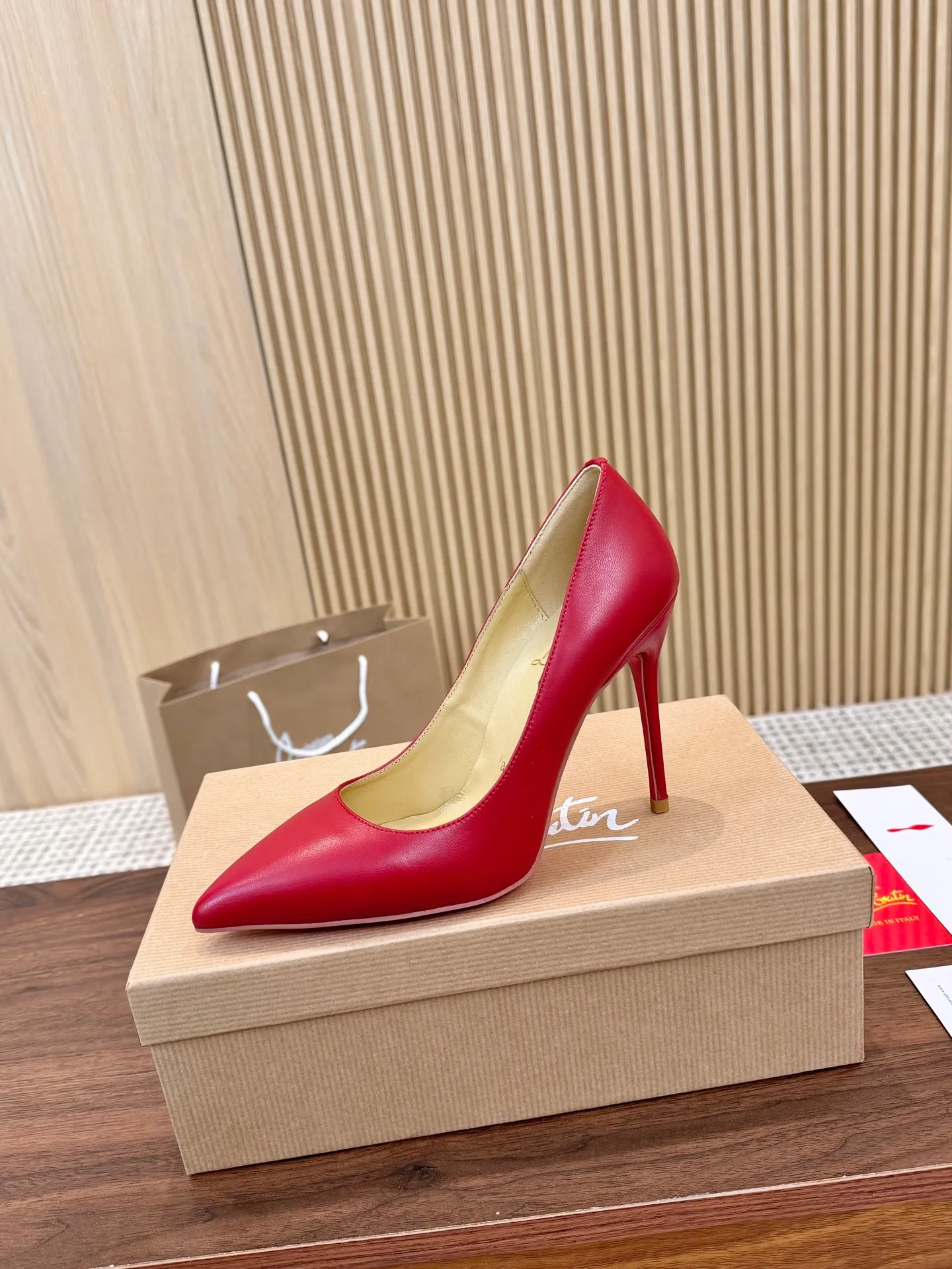 👟👟Ex-factory price 440👟👟 Genuine leather sole +40 Year-round shipment💝Christian Louboutin CL👠 Classic "Matte💎Cow Leather💎Series" noble and luxurious, real blingbling👟👟 Real materials, all customized by the pattern maker, and the materials are made of original customized materials to achieve the taste of the original 6 color options 💍 Upper: Imported 👉 cowhide 💪 Lining: Sheepskin foot pad/lining Size: 34-40.41.42 Heel height: 10.5cm and 8.5cm two options Leather sole Rubber sole